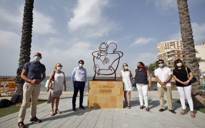 TORREVIEJA DEDICA UNA ESCULTURA EN HOMENAJE A LAS VÍCTIMAS DE LA COVID-19