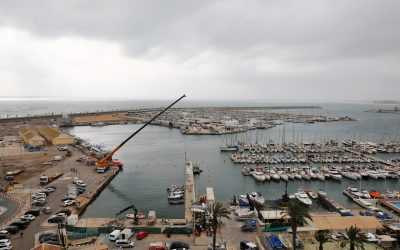 UNA GRUA DE GRANDES DIMENSIONES INICIA LAS OBRAS DE REMODELACION DEL MUELLE 10 EN EL RCNT