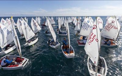El viento condiciona el estreno de la XV Euromarina Optimist Torrevieja