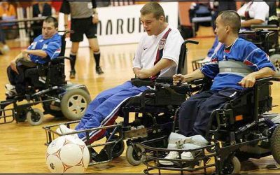 Fisioterapeutas y rehabilitadores del hospital de Torrevieja colaboran con los futbolistas en silla de ruedas del departamento