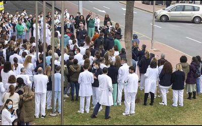 Más de 350 profesionales de la sanidad del área de salud de Torrevieja se manifestaron contra la impugnación el Convenio Colectivo de la Consellería