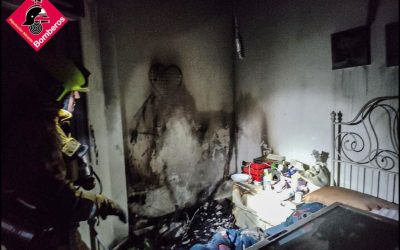 Dos heridos por inhalación de humo en un incendio en la Rambla Juan Mateo de Torrevieja