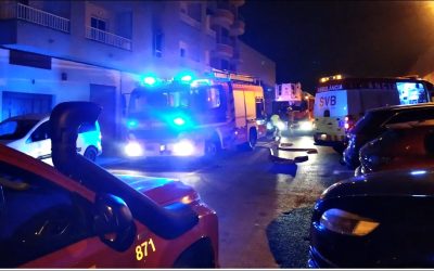 Un incendio provocado alerta a los vecinos de un edifico en Torrevieja