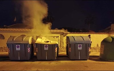 Arden varios de los nuevos contenedores instalados en la Urbanización “El Chaparral”