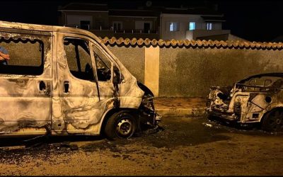 Un hombre sufre graves quemaduras en el incendio de dos vehículos en Los Balcones