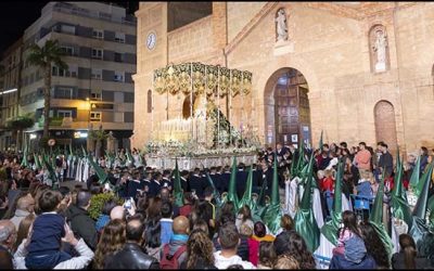 La procesión de las mantillas, llenó de emoción la noche torrevejense
