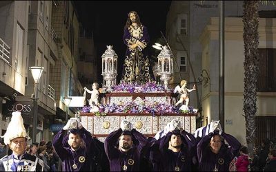 La procesión del Lunes Santo, salió a la calle en una muestra de fervor popular