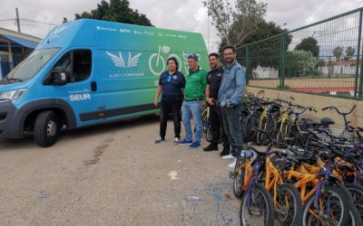 La Concejalía de tráfico entrega 60 bicicletas a la Asociación “Bicis para la vida”