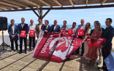 Torrevieja renueva sus 6 banderas Qualitur, que certifican la calidad y la limpieza de las aguas y las arenas de sus playas, así como los servicios higiénicos y zonas de esparcimiento y ocio