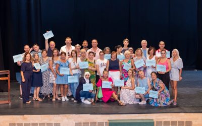 Reconocimiento a los estudiantes de español con la entrega de diplomas en el Centro Cultural Virgen del Carmen