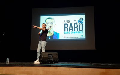 David Domínguez “El raro de los 90” triunfa con su hilarante actuación en el Centro Cultural.