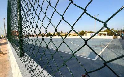 Avanzan con éxito las obras de reparación de las pistas azules deportivas en Torrevieja.