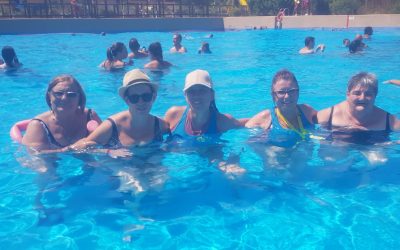 Diversión inclusiva en Aquópolis: 122 personas participan en los ‘Días de Ocio Azul Inclusivo’