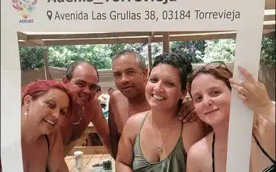 La asociación “Adenis” celebra una jornada de convivencia en Aquópolis Torrevieja
