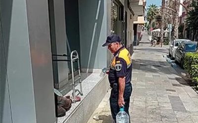 Protección Civil distribuye agua para enfrentar las altas temperaturas en Torrevieja.