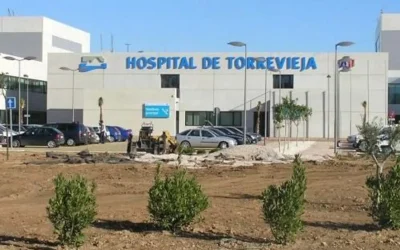 Escasez de médicos en el Hospital de Torrevieja: Se recomienda a los pacientes buscar atención en otros hospitales.