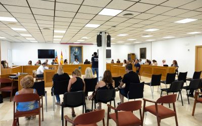 Pleno del Ayuntamiento de Torrevieja aborda temas económicos en su primer premio de la nueva legislatura.