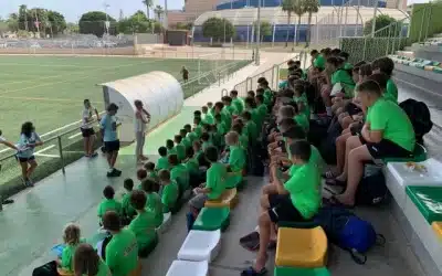 Diana Box Inspira a los Pequeños Atletas en el Campus de Fútbol Élite y Natación.