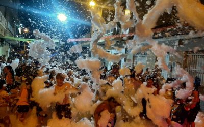 Fiesta de la Espuma cierra con broche de oro la Verbena de la Hoguera Molinos del Calvario.