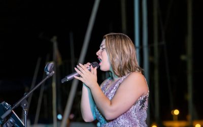 Lucía España deslumbra en la Gala de Verano del Real Club Náutico Torrevieja.