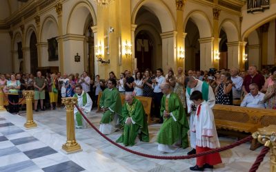 Torrevieja rinde homenaje en una emotiva despedida a sus sacerdotes.