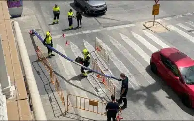 Incidente en el acceso al puerto: un camión grúa tumba un semáforo cerca del Casino de Torrevieja.