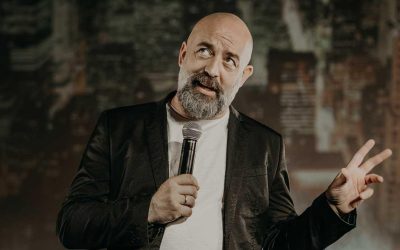 Goyo Jiménez hace vibrar de risa en “Brilla Torrevieja” con su espectáculo “Misery Class”