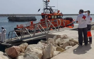 Patera con 14 inmigrantes es rescatada frente a las costas de Torrevieja