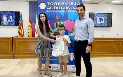 Joven Torrevejense Recibe Cartel Autografiado del 8º Festival ‘Torrevieja Audiovisual’