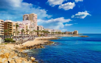 Podemos Torrevieja Destaca la Disparidad: Rascacielos en Auge y Falta de Vivienda Social.