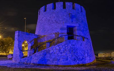 Torrevieja conmemora el Día Internacional de la Dislexia iluminando la Torre del Moro