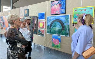 “Madelaenpri” ilumina el Centro Municipal de Ocio con su vibrante exposición de pintura