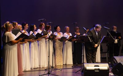 El Teatro Municipal vibra al ritmo de las emotivas “Love Songs” del Orfeón de Torrevieja