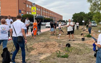 Comunidad ucraniana en Torrevieja planta árboles en señal de amistad con España
