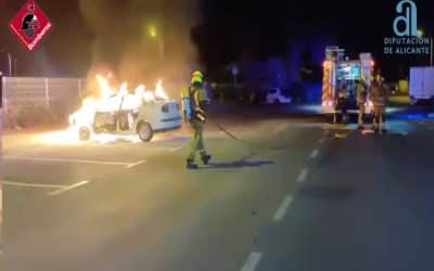 Incendio consume vehículo en la Urbanización “El Chaparral” de Torrevieja