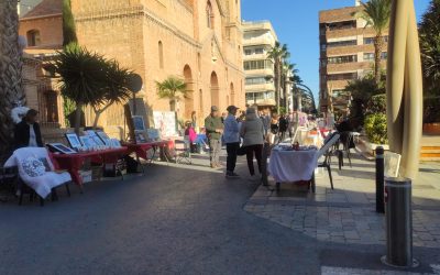 La Plaza de la Constitución de Torrevieja se Ilumina con el Espíritu Solidario y Artesanal