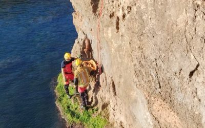 Rescate Heroico en Torrevieja: Bomberos Salvan a un Perro Atrapado en Cala Redonda