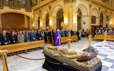 Profunda Devoción en la Eucaristía Cuaresmal de la Cofradía del Santo Sepulcro en Torrevieja