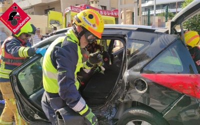 Rescate exitoso de una mujer atrapada en un accidente de tráfico en Torrevieja