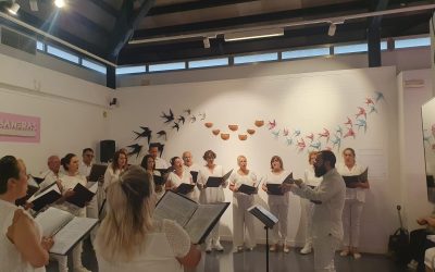 El Orfeón de Torrevieja emociona en su primer concierto sin Mario Bustillo en la exposición “Entre las Olas Tatuadas”