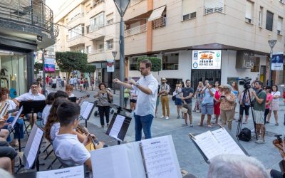 La Orquesta de Pulso y Púa “Cecilio Gallego” Encanta en las Calles de Torrevieja