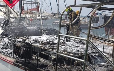Extinguido el Incendio en una Embarcación en el Club Náutico de Torrevieja