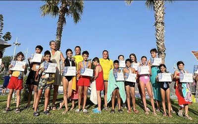 Reconocimiento a los jóvenes nadadores en Torrevieja tras los cursos de julio