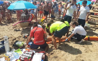 Simulacro de salvamento marítimo y socorrismo en la playa de La Mata