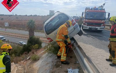 Los bomberos de Torrevieja evitan que un coche caiga desde un desnivel a la AP-7 en Cabo Roig