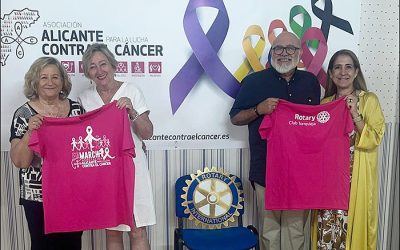 Rotary Club Torrevieja entrega las camisetas para la IX Marcha contra el Cáncer