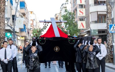 El XXXI Encuentro Provincial de Cofradías arranca en Torrevieja con el traslado de la Cruz Diocesana
