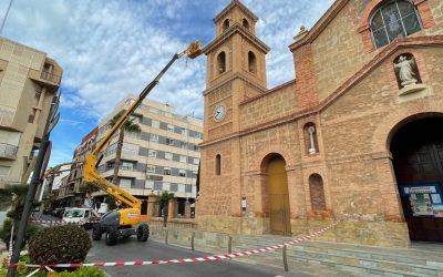 Comienzan los trabajos de montaje del alumbrado ornamental para las Fiestas Patronales y Navidad en Torrevieja
