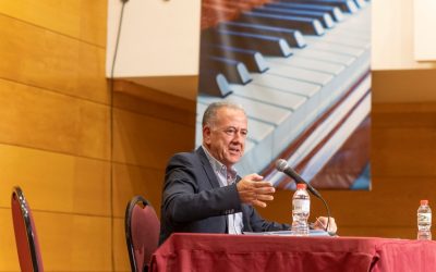 El Conservatorio de Torrevieja inaugura la Semana de Santa Cecilia con una emotiva charla del coronel Armando Bernabéu