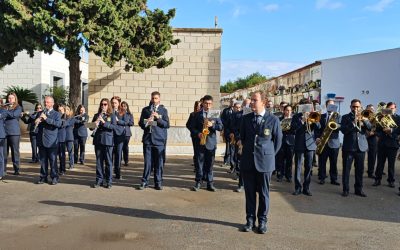La Unión Musical Torrevejense honra la memoria de sus músicos fallecidos